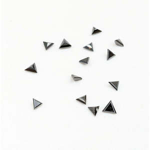 Pierre de diamant noir taillée en triangle de 3 mm pour la fabrication de bijoux, forme triangulaire - Product Image 1