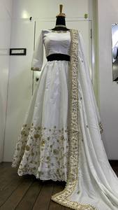Nouvelle collection de Lehenga Choli pour femmes, design moderne, spécial Navratri, réversible, en soie slub premium avec travail de Zari et de paillettes, pour mariage, toutes saisons - Product Image 2