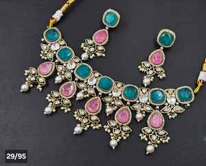 Collier plaqué or de qualité supérieure et ensemble de boucles d'oreilles avec Kundan clouté forme carrée bijoux de créateur femmes parfait pour les cadeaux - Product Image 2