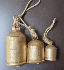 Juego de campanas de vaca Vintage hechas a mano de 3 racimo dorado cuerda de yute Metal decoración navideña Shabby Chic chapado en oro - Product Image 1