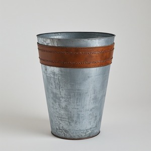 Maceta de cuero galvanizado de primera calidad con acabado de bronce antiguo martillado, detalles artesanales diseñados para decoración de temporada - Product Image 2