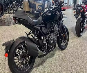 Nueva CB1000R Black Edition 2025, Motocicleta de Calle de 1312cc con Motor de 4 Tiempos, Opciones de Combustible Gasolina y Eléctrico - Product Image 1