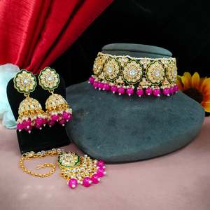 Ensemble de tour de cou suspendu Kundan et perles avec tour de cou Maang Tikka assis confortablement autour du cou, parfait pour les mariages, les occasions festives - Product Image 2