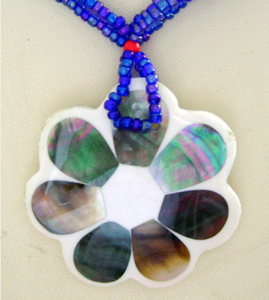 Collier en mosaïque de coquillages noirs mignons de SEASHELL JEWELRY avec motif floral, idéal pour un cadeau - Product Image 1