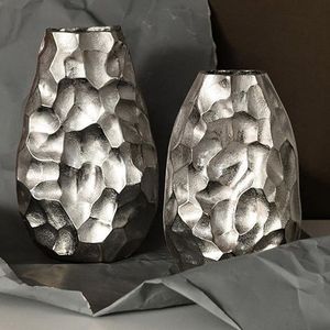 Vase à fleurs en fer décoratif avec un design artisanal unique, idéal pour le salon, vase à fleurs en métal pour table - Product Image 3