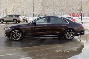 เบนซ์ S580 4Matic Turbo V8 AWD ปี 2021 สภาพดี ใช้งานน้อย ตกแต่งครบครัน สีแดง Rubellite Red Metallic เบาะหนังสีอ่อน ล้อแม็ก R21 หลังคาพาโนรามา - Product Image 3