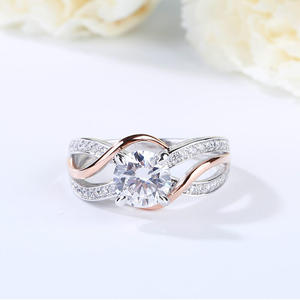 Anillo de Compromiso Jeulia de Dos Tonos con Moissanita Entrelazada - Plata de Ley Chapada en Rodio - Product Image 5