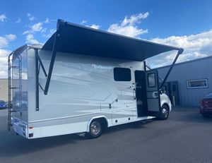 Autocaravana de Viaje con Cama Queen-Size, Baño y Aseo - Product Image 1