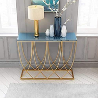Table console en verre moderne et ensemble de canapés élégants pour hôtel et usage extérieur, décoration contemporaine pour salon