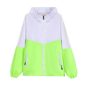 Veste coupe-vent de sport légère personnalisée pour hommes Veste imperméable à capuche softshell unisexe pour la randonnée - Product Image 2