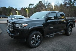 Pick-up Tacoma TRD Pro Noir 4x4 Automatique d'occasion 2020-2026 avec pneus R20, phares LED, sièges en cuir et galerie de toit en aluminium à vendre - Product Image 5