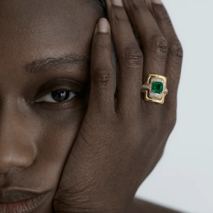 Anillo de cóctel geométrico con piedra verde de corte esmeralda y diamantes engastados en oro amarillo, estilo de lujo unisex. - Product Image 3