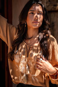 Blusas de Alta Calidad para Mujer al por Mayor, Casuales de Verano con Manga Larga, Encaje, Bordado, Cuello en V, Transpirables, Ecológicas y 100% de Algodón - Product Image 5