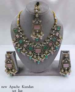 Collier ras du cou indien fantaisie traditionnel et à la mode couleur or Kundan perle boucles d'oreilles ensemble avec Mangtikka pour femmes et filles - Product Image 4