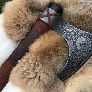 Hacha Vikinga Hecha a Mano con Mango de Madera de Fresno Grabado y Funda de Cuero con Grabado en la Cabeza - Product Image 6