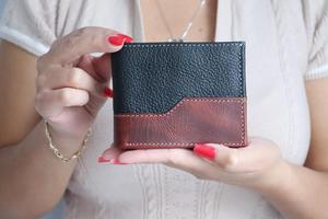 Cartera Bi Fold de cuero de diseñador hecha a mano, monedero de bloqueo RFID de cuero genuino delgado para hombre, clásico, 2017 - Product Image 5