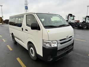 Parfaitement propre utilisé 2019 Toyotas HIiACE 15 places BUS - Product Image 2
