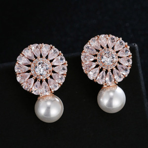 Moq 2ชิ้นเท่านั้นขายส่งเครื่องประดับเพทาย CZ เทียมมุกทองชุบหยดน้ำต่างหูเจ้าสาวสแตนเลส - Product Image 2