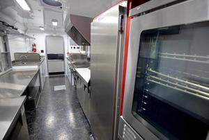 Nouveau camion de restauration rapide en acier inoxydable à vendre entièrement approvisionné avec tout l'équipement comprenant de la crème glacée et un chariot à hot-dogs - Product Image 5