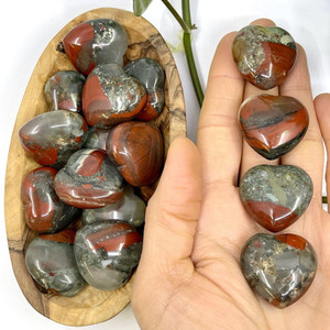 Los corazones naturales de piedra de sangre africana son una variedad de Calcedonia verde intenso, un cuarzo Cripto cristalino, salpicado de jaspe rojo - Product Image 4
