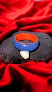 กำไลข้อมือเรซินสีน้ำเงินและแดงกำไลดีไซเนอร์แฮนด์เมดของขวัญสำหรับเพื่อนเจ้าสาวสร้อยข้อมือเรซินสีฟ้าและสีแดงทำด้วยมือที่ไม่ซ้ำใคร - Product Image 2