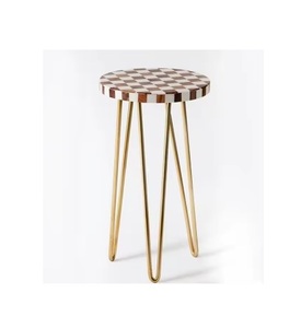Table en bois artisanale alliant la beauté du bois naturel au design côtier moderne pour un bureau à domicile au look sophistiqué - Product Image 3