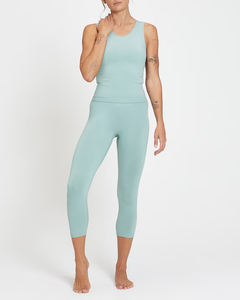 Leggings Capri Scrunch Butt pour femmes Pantalon de yoga taille haute avec tissu ultra doux pour le fitness, la marche et le sport. - Product Image 2