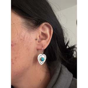 Boucles d'oreilles pendantes en turquoise de Kingman et argent sterling, faites à la main par des artisans Navajo, design cœur - Product Image 2