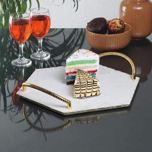 Bandeja de mármol en forma de hexágono blanco con mango de metal dorado - Product Image 2