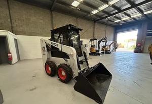 Chargeuse compacte de 2,3 tonnes avec moteur diesel, fonction de rétrocaveuse, roulements et boîte de vitesses, haute capacité de charge - Product Image 4