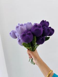 Bouquet de laine fait main, fleurs artificielles en laine tricotée à la main, fleurs de tulipe roses et violettes, tige de fleur par des consignateurs indiens - Product Image 2