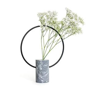 Vase à fleurs moderne en métal avec base en marbre naturel, décoration minimaliste de luxe, accent pour la maison, le bureau, l'hôtel, artisanal, contemporain - Product Image 1