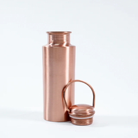 Bouteille d'eau en cuivre à 99 %, design moderne, personnalisable (couleur et logo), haute qualité, pour la gym, la consommation quotidienne, Inde, prix abordable, best-seller
