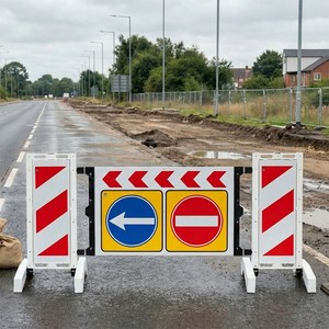 Barrière de sécurité pliable flexible et poteau de signalisation 236 x 110 mm en acier et PVC pour la gestion du trafic aéroportuaire et routier - Product Image 2
