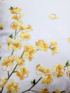 ปลอกโซฟาผ้าลินินสีขาวทรงสี่เหลี่ยมหมอนอิงปักลายดอกไม้สีเหลืองด้วยความร้อน - Product Image 4