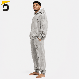 Chándal moderno para hombre con detalles desgastados, construcción cómoda y una silueta relajada para un estilo urbano. - Product Image 2
