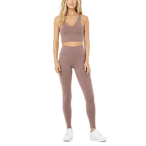 Fabricant professionnel de soutiens-gorge d'entraînement et de leggings à poches cargo Costume de yoga élégant pour femmes de couleur unie exigeant du client - Product Image 1