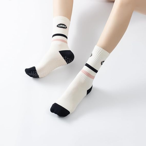 Calcetines Antideslizantes Personalizados para Pilates y Yoga, con Rayas Multicolores, Desechables, de Mezcla de Algodón para Otoño, Venta al Por Mayor de Fábrica - Product Image 3