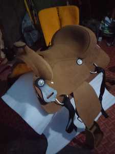 Selle Western pour cavaliers et chevaux en cuir véritable avec arbre en bois pour l'équitation - Product Image 4