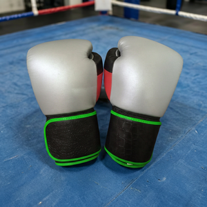 Gants de boxe professionnels en cuir blancs et noirs avec bordure verte, sangle de poignet réglable pour adultes, fermeture auto-agrippante - Product Image 4