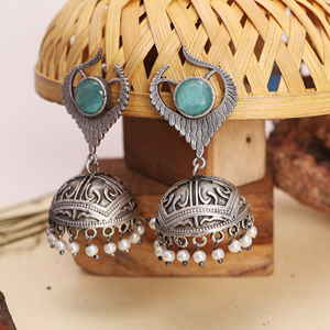 Pendientes Jhumka de Plata Oxidada Hechos a Mano con Piedra Verde, Joyería para Mujer - Product Image 2