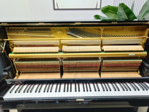 Piano Vertical Yamaha U1A de Alta Calidad con Acabado Negro, Tapa de Madera Sólida, Diseño Clásico y Tacto Suave (400+ U1) - Product Image 6