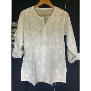 Traje de Baño Floral Empress, Blanco sobre Blanco, Bordado con Botones, Diseño Elegante y Femenino - Product Image 1