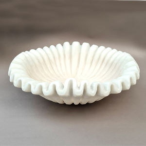 Cuenco Decorativo de Mármol Ecológico Tallado a Mano con Diseño de Pétalos de Flor, Urli, Pájaros, Ondas y Canales - Product Image 4