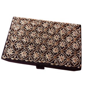 กระเป๋าคลัทช์ปักลาย Noor Grid Zardozi สำหรับงานกลางคืน ซับในผ้าซาตินลายดอกไม้ ทรงสี่เหลี่ยม ตกแต่งคริสตัลทองเหลือง ไข่มุก และโซ่ - Product Image 3