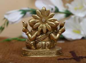 รูปปั้นพระกันพัตย์ทองเหลืองขัดเงาเคลือบทองรูปทรงวงรี สำหรับบูชาในวัด ตกแต่งบ้าน ผลิตในรัฐราชสถาน - Product Image 3