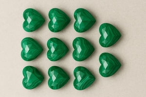 Pierre précieuse de malachite verte noire naturelle de qualité AAA, 8 mm, forme de cœur, coupe en rose, cirée/encollée, en vrac pour la fabrication de bijoux - Product Image 4