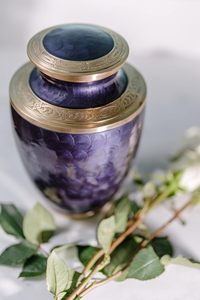 Urna de cremación para adultos-Contenedor de cenizas funerarias moradas y Doradas-Hecho de latón para hombres y mujeres de hasta 200 libras Hecho a mano - Product Image 2