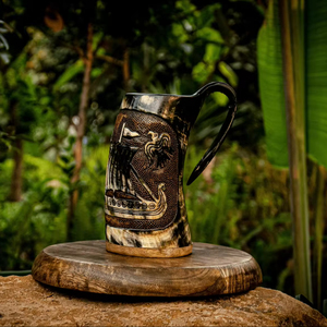 Jarra de cuerno de buey hecha a mano, decoración navideña y recuerdos de fiesta, taza de beber personalizada vikinga grabada a mano, técnica tallada - Product Image 1