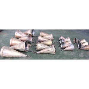 Carillons à vent vintage faits à la main en fer recyclé et laiton moulé, ensemble de 24 clochettes coniques, pour décorations religieuses et fêtes - Product Image 5